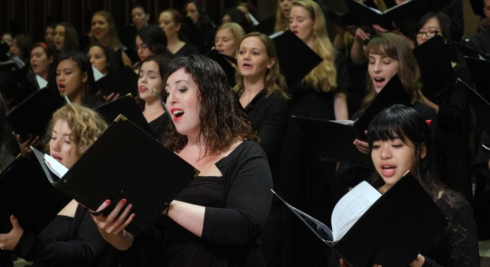 Coro de Cámara de la Universidad Estatal de San Diego y Coro Staccato